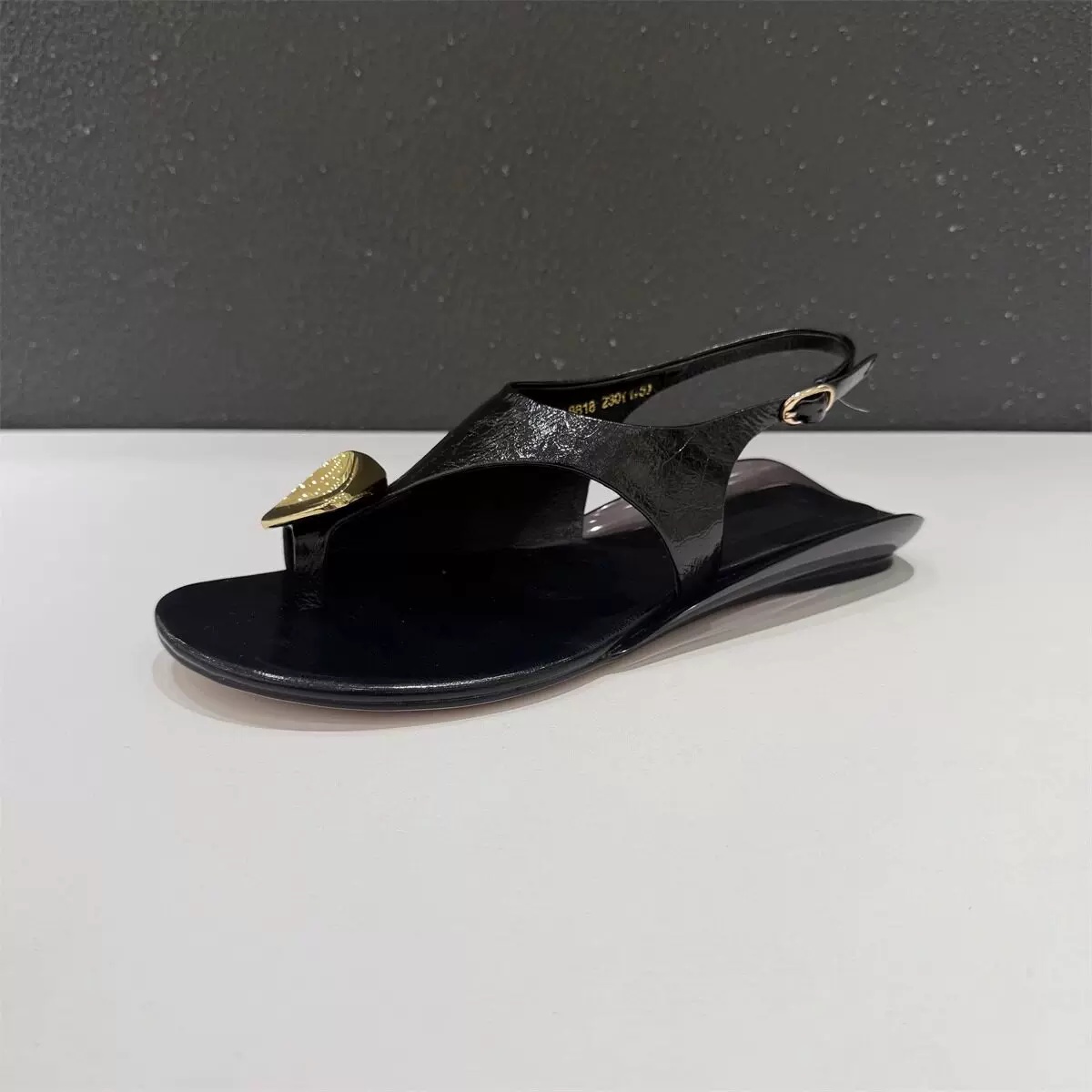 Women's Metallic Heart Charm T - đánh giá và giá Thong Flat Sandal