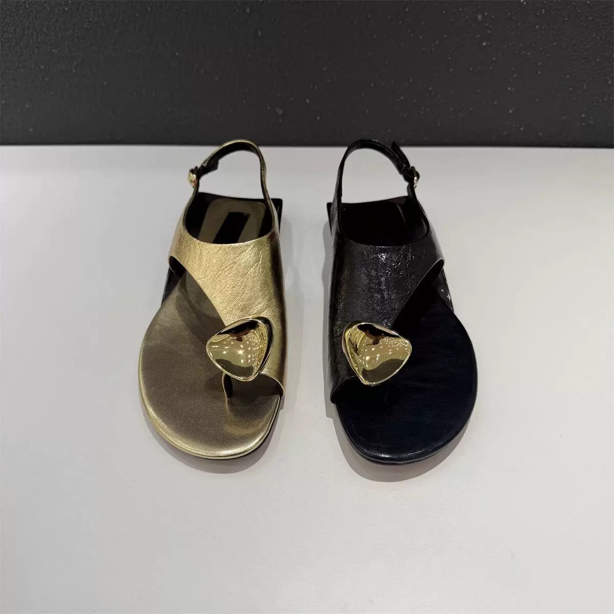 Women's Metallic Heart Charm T - đánh giá và giá Thong Flat Sandal