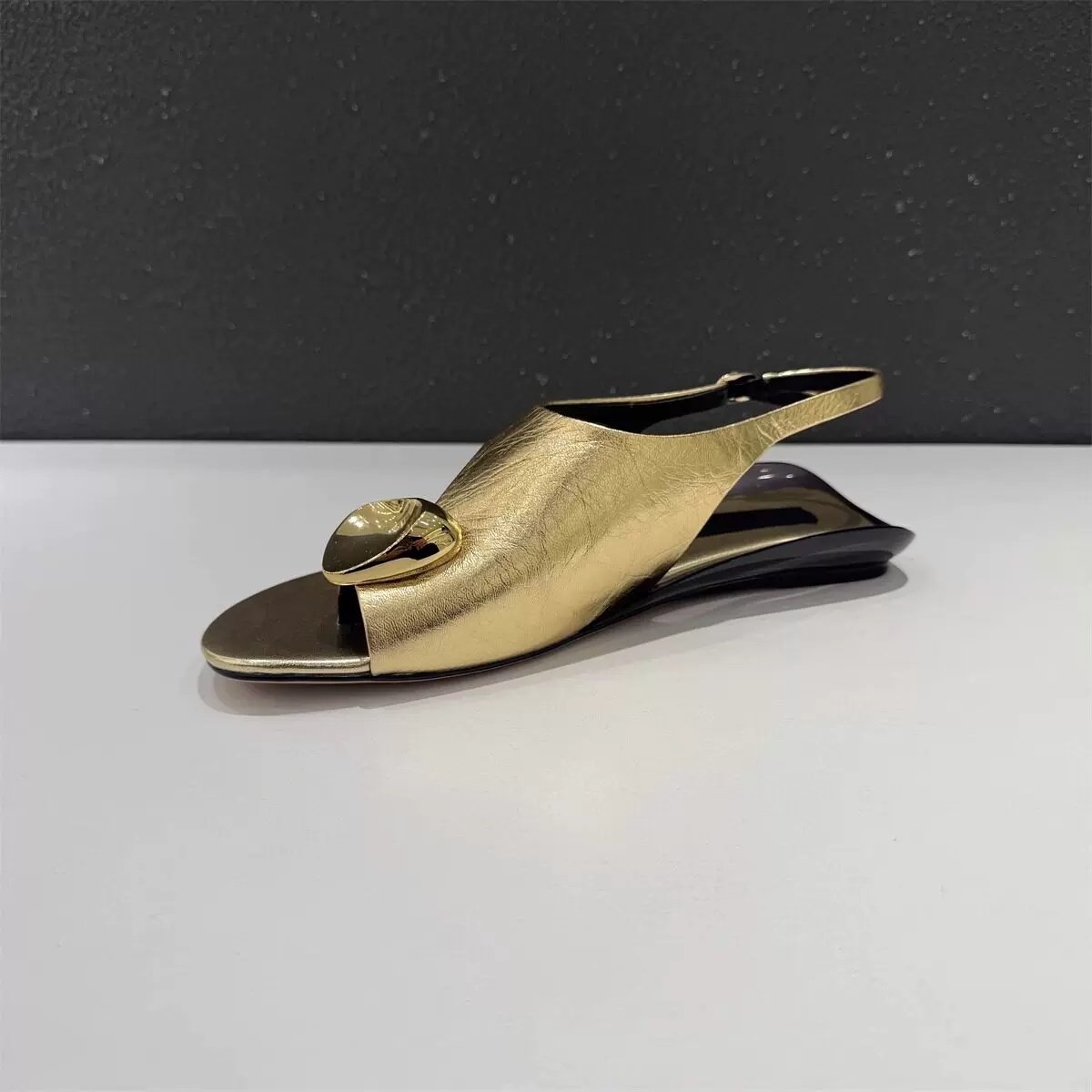 Women's Metallic Heart Charm T - đánh giá và giá Thong Flat Sandal